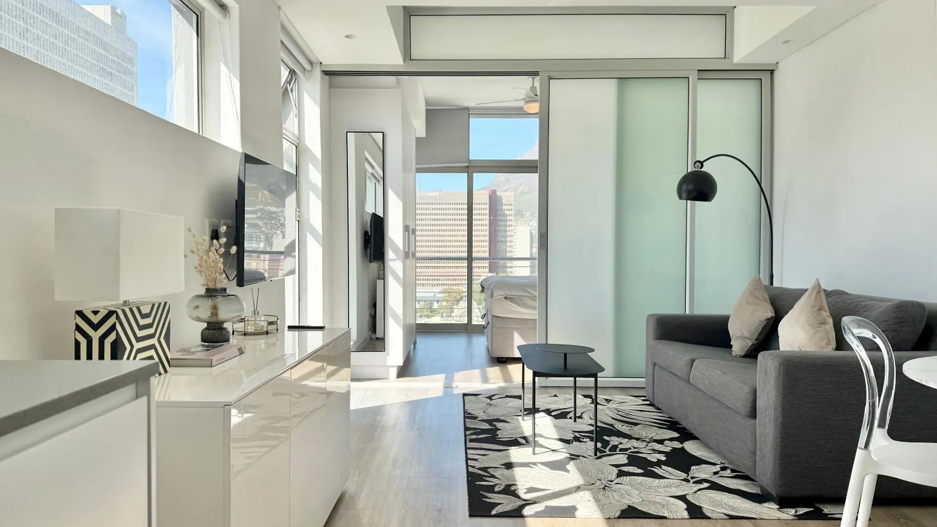Studio Corner Unit In The Heart Of Cbd location